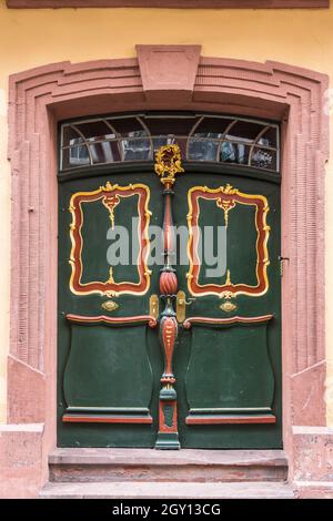 Porte en bois décorative avec ornements, Miltenberg am main, Bavière, Allemagne Banque D'Images