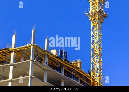 Chantier et grue tour de construction sur fond ciel bleu clair Banque D'Images