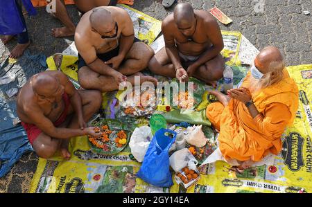 Mumbai, Inde. 06e octobre 2021. Un prêtre hindou interprète 'Tarpan' (rituel) pour honorer les âmes de leurs ancêtres qui sont passés près d'un lac à Mumbai. Crédit : SOPA Images Limited/Alamy Live News Banque D'Images