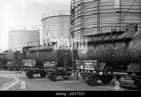 Silos und auf dem Werksbahn Fettsäurewerke Firmengelände der Deutschen und Märkischen Seifenindustrie à Witten, Deutschland 103ßer Jahre. Les silos et les chemins de fer de l'usine de la Deutsche Fettsäurewerke Seifenindustrie Maerkische et compagnie à Witten, Allemagne 1930. Banque D'Images