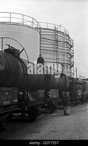 Silos und auf dem Werksbahn Fettsäurewerke Firmengelände der Deutschen und Märkischen Seifenindustrie à Witten, Deutschland 103ßer Jahre. Les silos et les chemins de fer de l'usine de la Deutsche Fettsäurewerke Seifenindustrie Maerkische et compagnie à Witten, Allemagne 1930. Banque D'Images