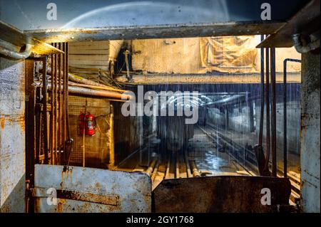 La vue depuis l'ascenseur de la mine, le tunnel de la mine est visible, un courant de décharge vient d'en haut Banque D'Images