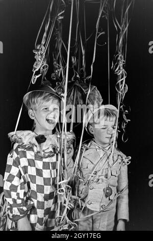 Zwei Jungen sind zum Fasching, kostümiert Deutschland 1930 er Jahre. Deux petits garçons habillés pour un carnaval, Allemagne 1930. Banque D'Images