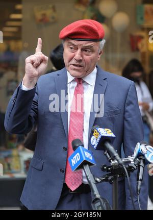 New York, NY, États-Unis. 5 octobre 2021. Cinquième Avenue, New York, États-Unis, le 05 octobre 2021 - Curtis Sliwa, candidat de Mayoral, a soutenu le déménagement d'Andrew Yangs pour former un parti indépendant lors d'une conférence de presse devant Barnes and Noble à New York. Photo: Luiz Rampelotto/EuropaNewswire.PHOTO CRÉDIT OBLIGATOIRE. (Image de crédit : © Luiz Rampelotto/ZUMA Press Wire) Banque D'Images