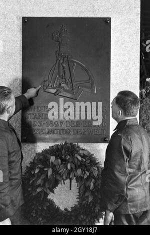 Mitarbeiter an der Gedenkplatte Dieselfeier bei der man im Werk à Augsbourg, Deutschland 1930 er Jahre. Les membres du personnel de la lecture te plaque commémorative sur l'anniversaire Diesel à l'usine MAN à Augsbourg, Allemagne 1930. Banque D'Images