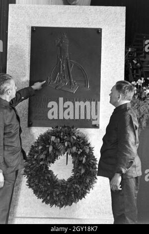 Mitarbeiter an der Gedenkplatte Dieselfeier bei der man im Werk à Augsbourg, Deutschland 1930 er Jahre. Les membres du personnel de la lecture te plaque commémorative sur l'anniversaire Diesel à l'usine MAN à Augsbourg, Allemagne 1930. Banque D'Images