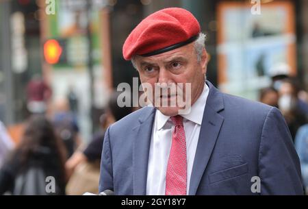 New York, NY, États-Unis. 5 octobre 2021. Cinquième Avenue, New York, États-Unis, le 05 octobre 2021 - Curtis Sliwa, candidat de Mayoral, a soutenu le déménagement d'Andrew Yangs pour former un parti indépendant lors d'une conférence de presse devant Barnes and Noble à New York. Photo: Luiz Rampelotto/EuropaNewswire.PHOTO CRÉDIT OBLIGATOIRE. (Image de crédit : © Luiz Rampelotto/ZUMA Press Wire) Banque D'Images