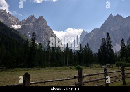 Un paysage spectaculaire des sommets des Dolomites à Val Fiscalina Banque D'Images