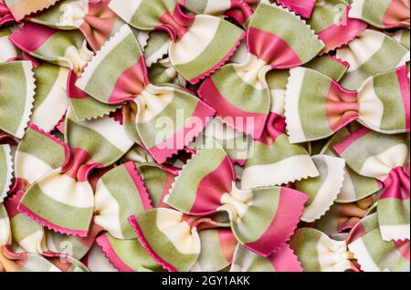 Fond de pâtes italiennes.Pâtes Farfalle vue de dessus, plat.Cuisine italienne traditionnelle colorée. Banque D'Images