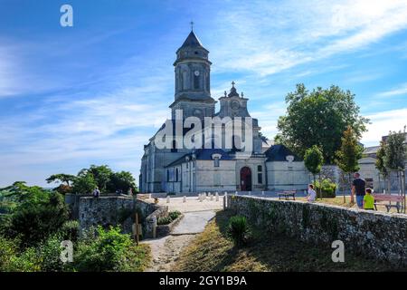 Frankreich, Saint-Florent-le-vieil, 12.09.2021: Die Klosterkirche Saint-Florent im kleinen Ort Saint-Florent-le-vieil in der franzoesischen Gemeinde M. Banque D'Images