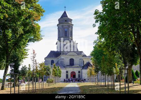 Frankreich, Saint-Florent-le-vieil, 12.09.2021: Kirchgaenger am Sonntagmittag vor der Klosterkirche Saint-Florent im kleinen Ort Saint-Florent-le-Viei Banque D'Images