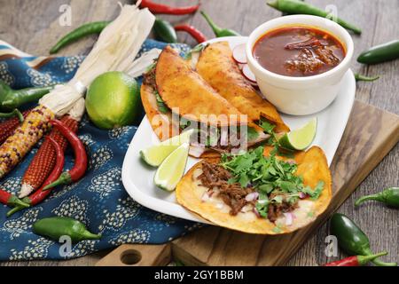 tacos à base de bœuf birria faits maison, cuisine mexicaine Banque D'Images