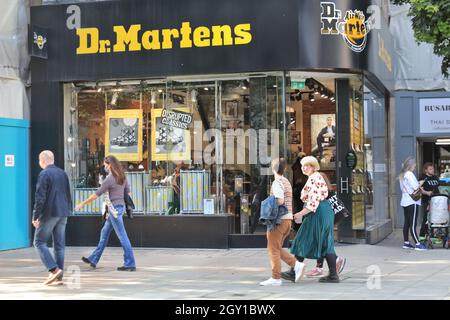 Dr. Martens British chaussure shop extérieur, les gens passant devant le détaillant de chaussures sur Oxford Street, Londres, Angleterre Banque D'Images