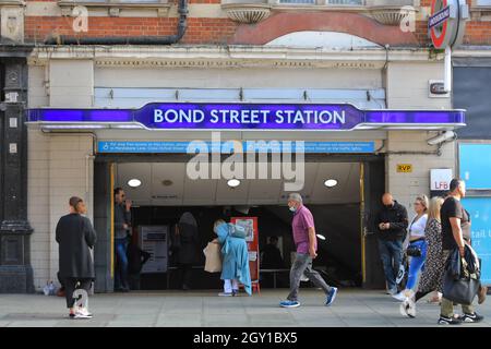 Station de métro Bond Street, entrée et sortie de la station de métro, Oxford Street, Londres, Angleterre Banque D'Images