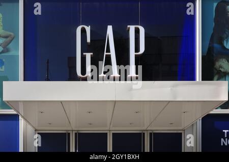 The Gap, logo du détaillant américain de vêtements et extérieur du magasin fermé sur Oxford Stret, Londres, Angleterre Banque D'Images