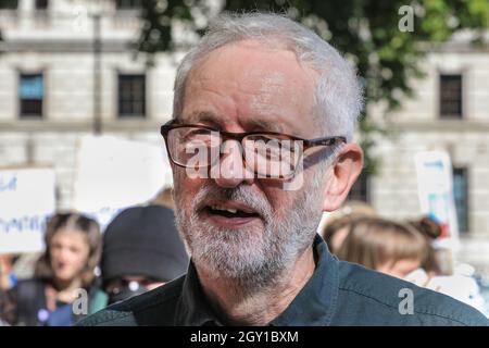 Westminster, Londres, Royaume-Uni, 24 septembre 2021. Le député et l'ancien chef travailliste Jeremy Corbyn lors de la manifestation. Des activistes de nombreux groupes différents participent à cette session Banque D'Images