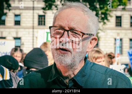 Jeremy Corbyn, député, politicien du Parti travailliste britannique et ancien leader travailliste lors d'une manifestation contre le changement climatique, Londres, Royaume-Uni Banque D'Images