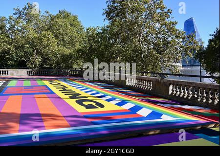 Londres.ROYAUME-UNI.06/10/2021, pour la première fois, le vaste toit en terrasse d'un demi-hectare non découvert de la station de métro Temple, prend vie comme un nouvel espace d'art : le jardin de l'artiste.Une commission a été donnée à Lakwena MacIver qui est internationalement reconnue pour sa palette de joie, ses conceptions dynamiques et ses messages succincts profonds.LAKWENA : Retour dans l'air : Une méditation sur le terrain supérieur est ouverte de 06.10.2021-30.04.2022 crédit: michael melia/Alamy Live News Banque D'Images