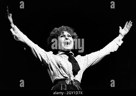 Cleo Laine (Colette) à COLETTE au Comedy Theatre, Londres SW1 24/09/1980 musique, livre et paroles: John Dankworth design: Tim Goodchild Lighting: David Hersey réalisateur: Wendy Toye Banque D'Images