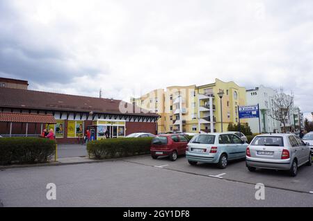 POZNAN, POLOGNE - 18 avril 2015 : les voitures garées sur un parking près du supermarché et d'un immeuble à Poznan, Pologne Banque D'Images