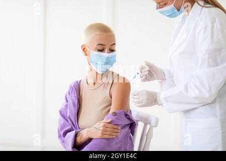 Vaccination Covid-19.Une jeune patiente se vaccine contre le coronavirus et reçoit une injection à l'hôpital Banque D'Images