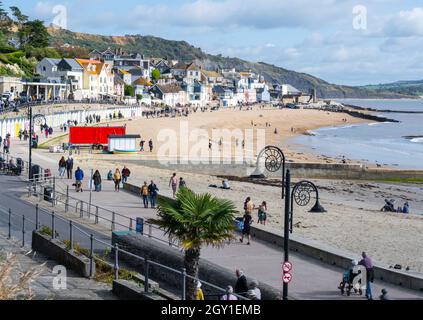 Lyme Regis, Dorset, Royaume-Uni. 6 octobre 2021. Météo au Royaume-Uni : les visiteurs et les habitants de la région profitent d'une journée de soleil d'automne à la station balnéaire pittoresque de Lyme Regis. Credit: Celia McMahon/Alamy Live News Banque D'Images