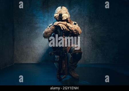 Guerre, armée, concept d'arme.Entrepreneur militaire privé tenant le fusil Banque D'Images