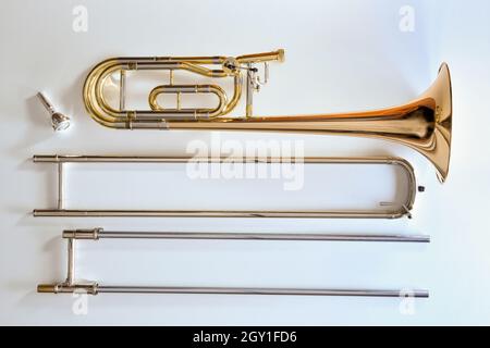 Trombone avec transposeur démonté sur une table blanche.Vue de dessus.Composition horizontale. Banque D'Images