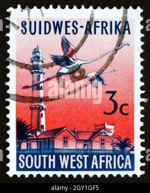 AFRIQUE DU SUD-OUEST - VERS 1962: Un timbre imprimé en Afrique du Sud-Ouest montre Swakopmund Lighthouse et Flamingoes, vers 1962 Banque D'Images