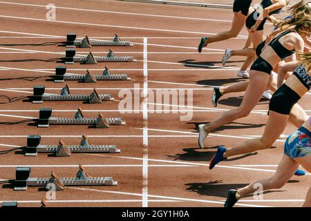 démarrez un groupe de femmes athlètes course de 100 mètres Banque D'Images