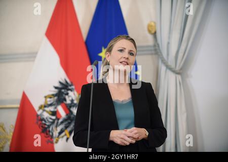 Vienne, Autriche. 06e octobre 2021. Porte après le Conseil des ministres de la Chancellerie fédérale avec Susanne Raab, ministre fédérale de la femme et de l'intégration (ÖVP). Banque D'Images