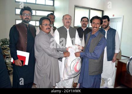 Hilal Ahmer Balochistan Président, Bari Baraich distribution des dossiers de ration parmi les membres du personnel lors de la cérémonie de distribution de ration qui s'est tenue au club de presse de Quetta le mercredi 06 octobre 2021. Banque D'Images