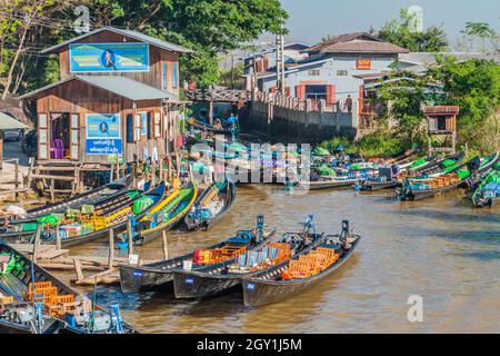 NYAUNG SHWE, MYANMAR - 26 NOVEMBRE 2016 : embarcadère dans la ville de Nyaung Shwe, près du lac Inle, au Myanmar Banque D'Images