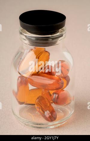 fermer les capsules d'huile de poisson en gel souple dans une bouteille en verre Banque D'Images