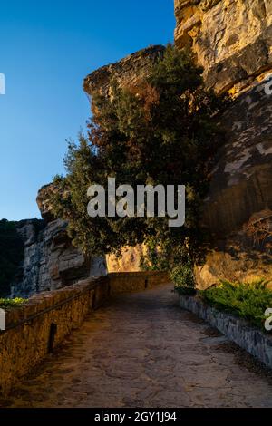 chemin en pierre du monastère de sant miquel del fai avec falaise au coucher du soleil, ametlla del valles catalogne espagne Banque D'Images