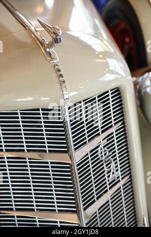 Gros plan d'une ancienne voiture blanche avec un grill duesenberg Banque D'Images