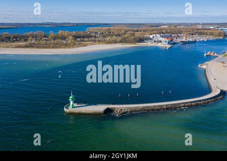 Vue aérienne sur l'entrée du port avec phare Travemünde Nordmole / Nordmolefeuer le long de la mer Baltique, Travemuende, Lübeck / Luebeck, Allemagne Banque D'Images
