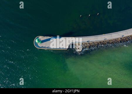 Vue aérienne sur l'entrée du port avec phare Travemünde Nordmole / Nordmolefeuer le long de la mer Baltique, Travemuende, Lübeck / Luebeck, Allemagne Banque D'Images