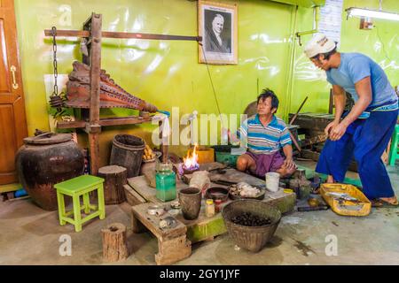 INLE, MYANMAR - 28 NOVEMBRE 2016 : atelier de silversmith dans un village du lac Inle, Myanmar Banque D'Images