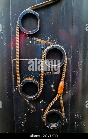 Des câbles rouillés et bien usés serpentent entre les poulies du Tennessee Sky Lift Banque D'Images