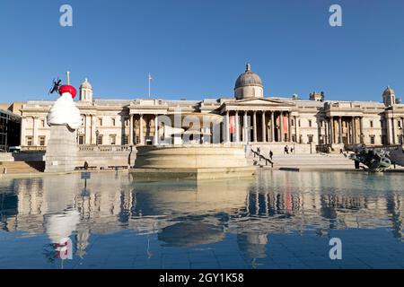 Fontaine sur Trafalgar Square, en face de la National Gallery, à Londres, en Angleterre.William Wilkins a conçu le bâtiment néoclassique. Banque D'Images
