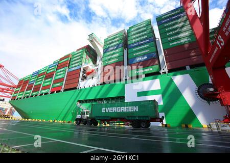 (211006) -- COLOMBO, 6 octobre 2021 (Xinhua) -- photo prise le 6 octobre 2021 montre le plus grand navire à conteneurs du monde 'Ever Ace' au port de Colombo, dans la capitale du Sri Lanka. Le plus grand navire à conteneurs du monde, 'Ever Ace', est arrivé au port de Colombo dans la capitale sri-lankaise tard mardi, a déclaré l'Autorité portuaire sri-lankaise (SLPA). Selon les responsables de l'APLS, le navire est arrivé pour décharger 1,600 EVP au terminal international de conteneurs de Colombo (CICT) dans le port. Le bateau naviguant sous le drapeau du Panama a une longueur d'environ 400 mètres. Il pèse environ 235,000 tonnes et peut voiture Banque D'Images