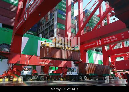 (211006) -- COLOMBO, 6 octobre 2021 (Xinhua) -- photo prise le 6 octobre 2021 montre le plus grand navire à conteneurs du monde 'Ever Ace' au port de Colombo, dans la capitale du Sri Lanka. Le plus grand navire à conteneurs du monde, 'Ever Ace', est arrivé au port de Colombo dans la capitale sri-lankaise tard mardi, a déclaré l'Autorité portuaire sri-lankaise (SLPA). Selon les responsables de l'APLS, le navire est arrivé pour décharger 1,600 EVP au terminal international de conteneurs de Colombo (CICT) dans le port. Le bateau naviguant sous le drapeau du Panama a une longueur d'environ 400 mètres. Il pèse environ 235,000 tonnes et peut voiture Banque D'Images