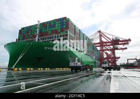 (211006) -- COLOMBO, 6 octobre 2021 (Xinhua) -- photo prise le 6 octobre 2021 montre le plus grand navire à conteneurs du monde 'Ever Ace' au port de Colombo, dans la capitale du Sri Lanka. Le plus grand navire à conteneurs du monde, 'Ever Ace', est arrivé au port de Colombo dans la capitale sri-lankaise tard mardi, a déclaré l'Autorité portuaire sri-lankaise (SLPA). Selon les responsables de l'APLS, le navire est arrivé pour décharger 1,600 EVP au terminal international de conteneurs de Colombo (CICT) dans le port. Le bateau naviguant sous le drapeau du Panama a une longueur d'environ 400 mètres. Il pèse environ 235,000 tonnes et peut voiture Banque D'Images