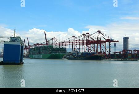 (211006) -- COLOMBO, 6 octobre 2021 (Xinhua) -- photo prise le 6 octobre 2021 montre le plus grand navire à conteneurs du monde 'Ever Ace' au port de Colombo, dans la capitale du Sri Lanka. Le plus grand navire à conteneurs du monde, 'Ever Ace', est arrivé au port de Colombo dans la capitale sri-lankaise tard mardi, a déclaré l'Autorité portuaire sri-lankaise (SLPA). Selon les responsables de l'APLS, le navire est arrivé pour décharger 1,600 EVP au terminal international de conteneurs de Colombo (CICT) dans le port. Le bateau naviguant sous le drapeau du Panama a une longueur d'environ 400 mètres. Il pèse environ 235,000 tonnes et peut voiture Banque D'Images