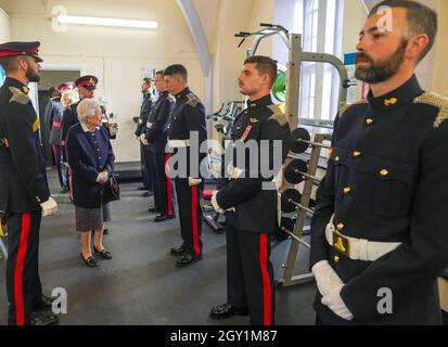 La reine Elizabeth II rencontre des membres du Royal Regiment of Canadian Artillery au château de Windsor. Date de la photo: Mercredi 6 octobre 2021. Banque D'Images