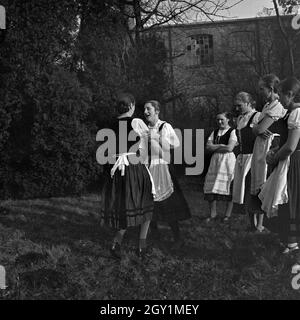 Vergnügte Pause dans Webschule in der Sommerfeld, Deutschland 1930 er Jahre. Happy break avec de la musique et de la danse à l'école pour le tissage à Sommerfeld, Allemagne 1930. Banque D'Images