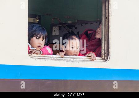 GOKTEIK, MYANMAR - 30 NOVEMBRE 2016: Enfants dans un train près de Gokteik GOK Teik Viaduct, Myanmar Banque D'Images