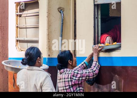 GOKTEIK, MYANMAR - 30 NOVEMBRE 2016 : vendeurs d'aliments à une gare près du viaduc Gokteik Geik Teik, Myanmar Banque D'Images