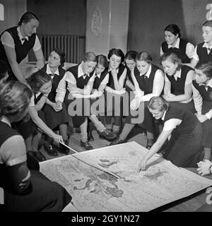 Diskutieren weltanschaulichen im Unterricht die Frauen eine Europakarte beim weiblichen Arbeitsdienst dans Molkenberg bei Fürstenwalde, Deutschland 1930er Jahre. Les femmes discuter d'une carte de l'Europe dans leur leçon idéologique à la main-d'oeuvre féminine groupe d'Molkenberg, Allemagne 1930. Banque D'Images